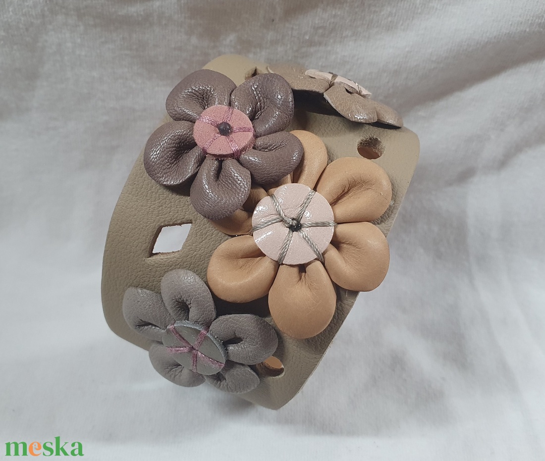 Beige flower - bőrkarkötő - ékszer - karkötő - széles karkötő - Meska.hu Beige flower - bőrkarkötő - ékszer - karkötő - széles karkötő - Meska.hu