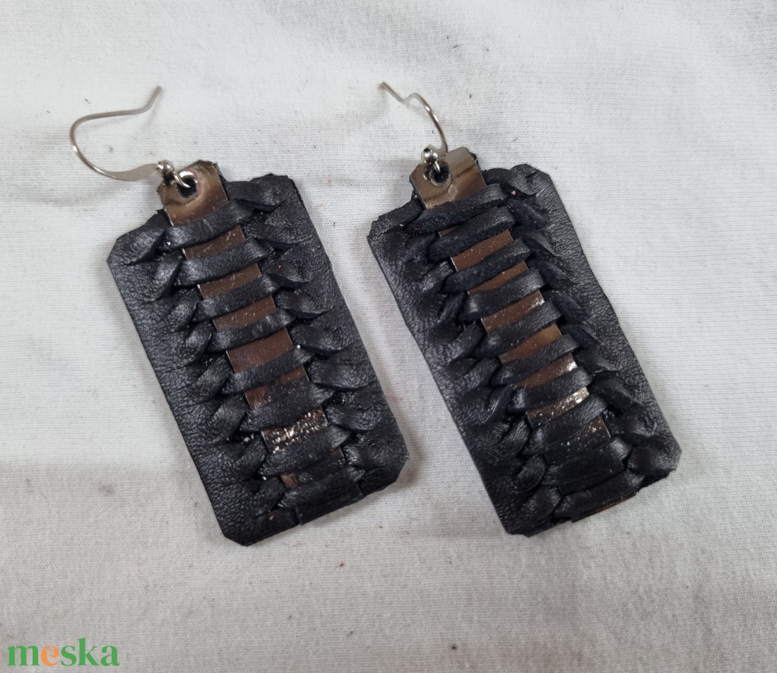 BlackSilver bőrfülbevaló - ékszer - fülbevaló - lógó fülbevaló - Meska.hu BlackSilver bőrfülbevaló - ékszer - fülbevaló - lógó fülbevaló - Meska.hu