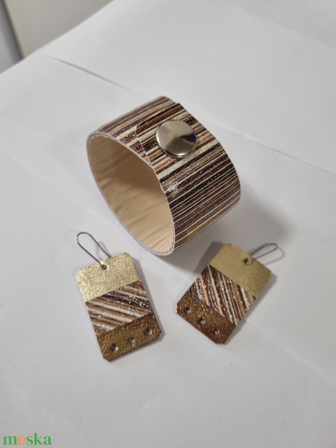Bőrkarkötő, fülbevalóval - gold  - ékszer - ékszerszett - Meska.hu