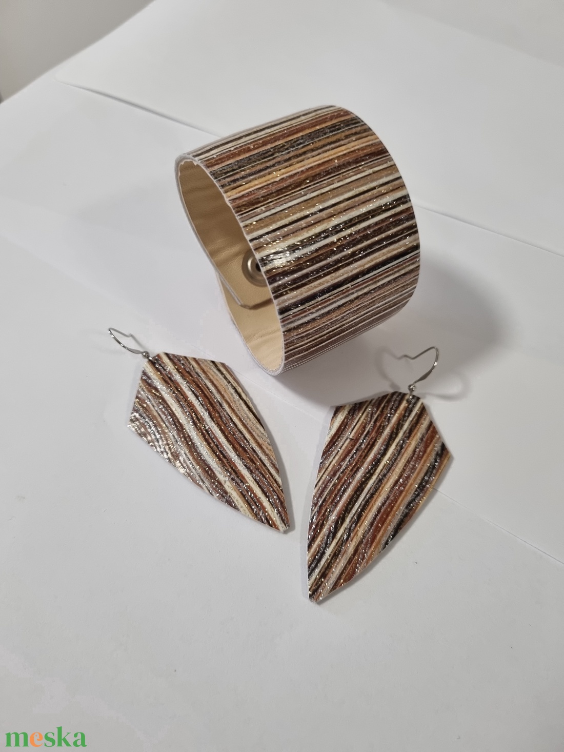 Bőrkarkötő, fülbevalóval - gold  - ékszer - ékszerszett - Meska.hu