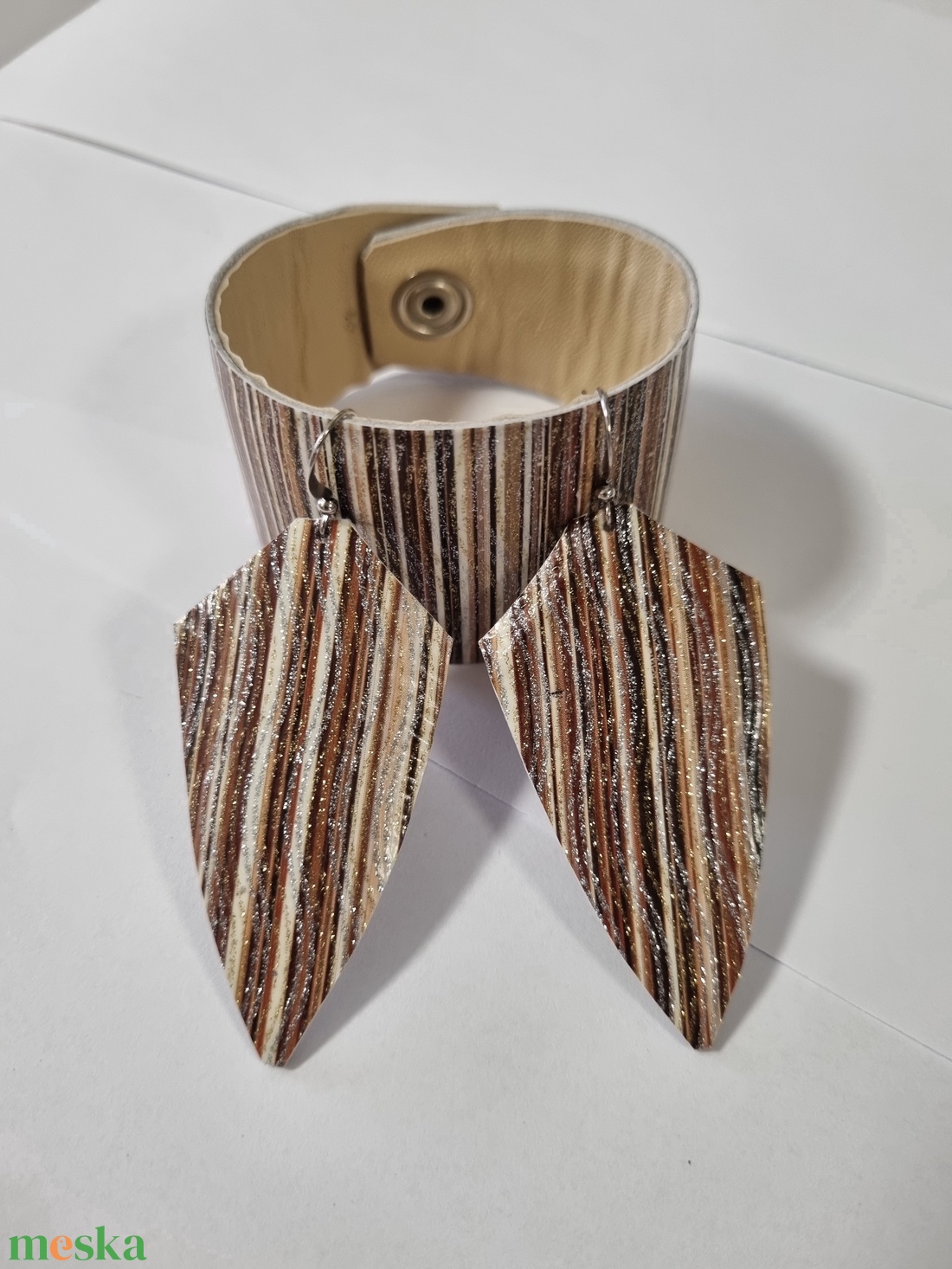 Bőrkarkötő, fülbevalóval - gold  - ékszer - ékszerszett - Meska.hu