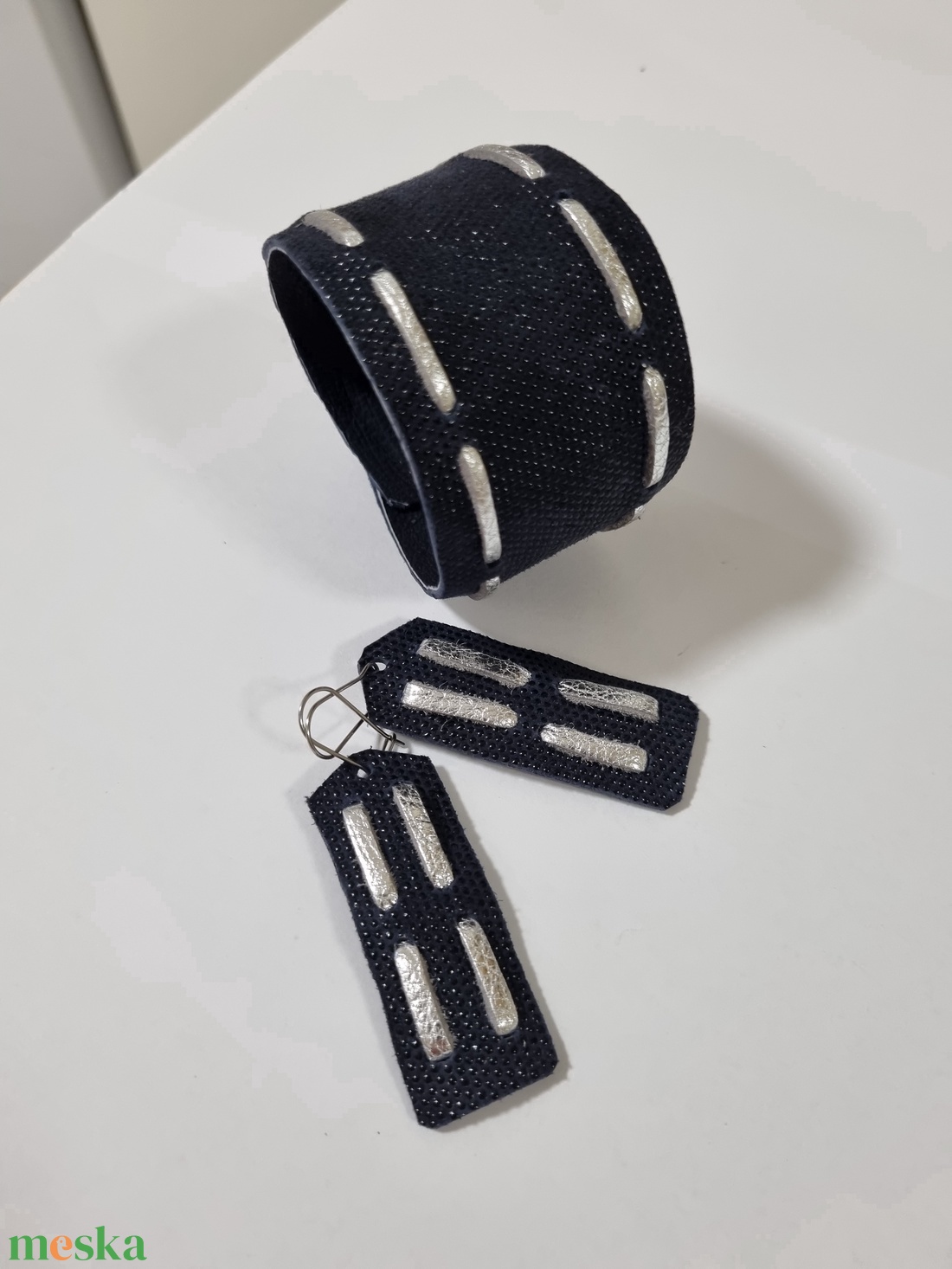 Bőrkarkötő, fülbevalóval - night silver - ékszer - ékszerszett - Meska.hu