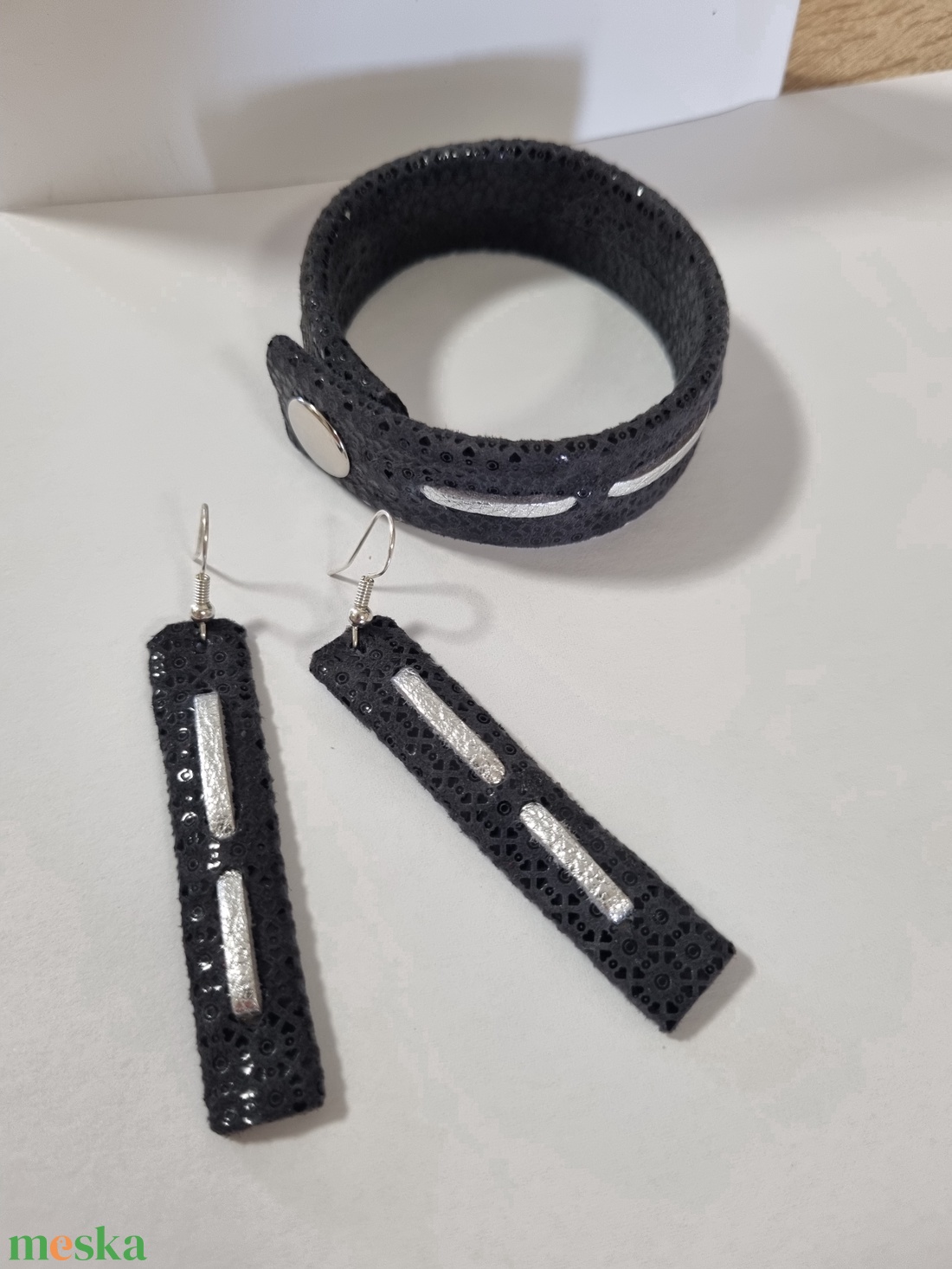 Bőrkarkötő, fülbevalóval - night silver - ékszer - ékszerszett - Meska.hu
