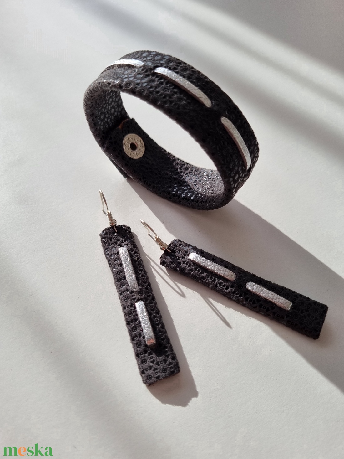 Bőrkarkötő, fülbevalóval - night silver - ékszer - ékszerszett - Meska.hu