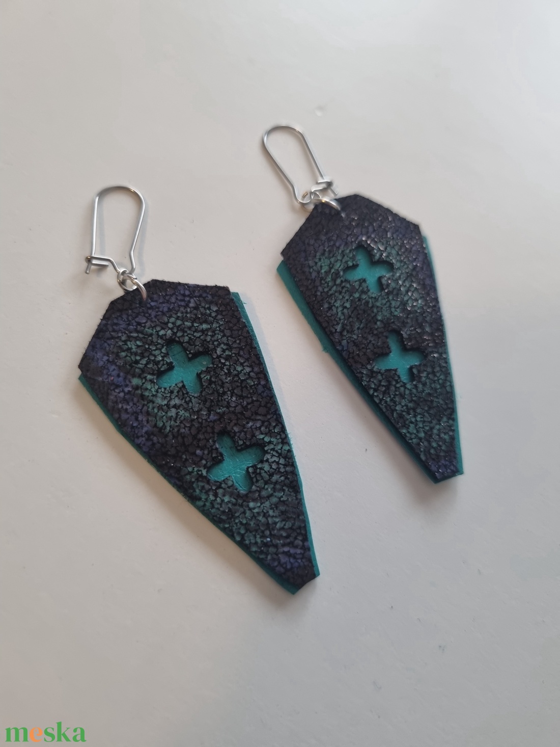 Bőrfülbevaló - orvosi fém akasztóval - ékszer - fülbevaló - lógó fülbevaló - Meska.hu