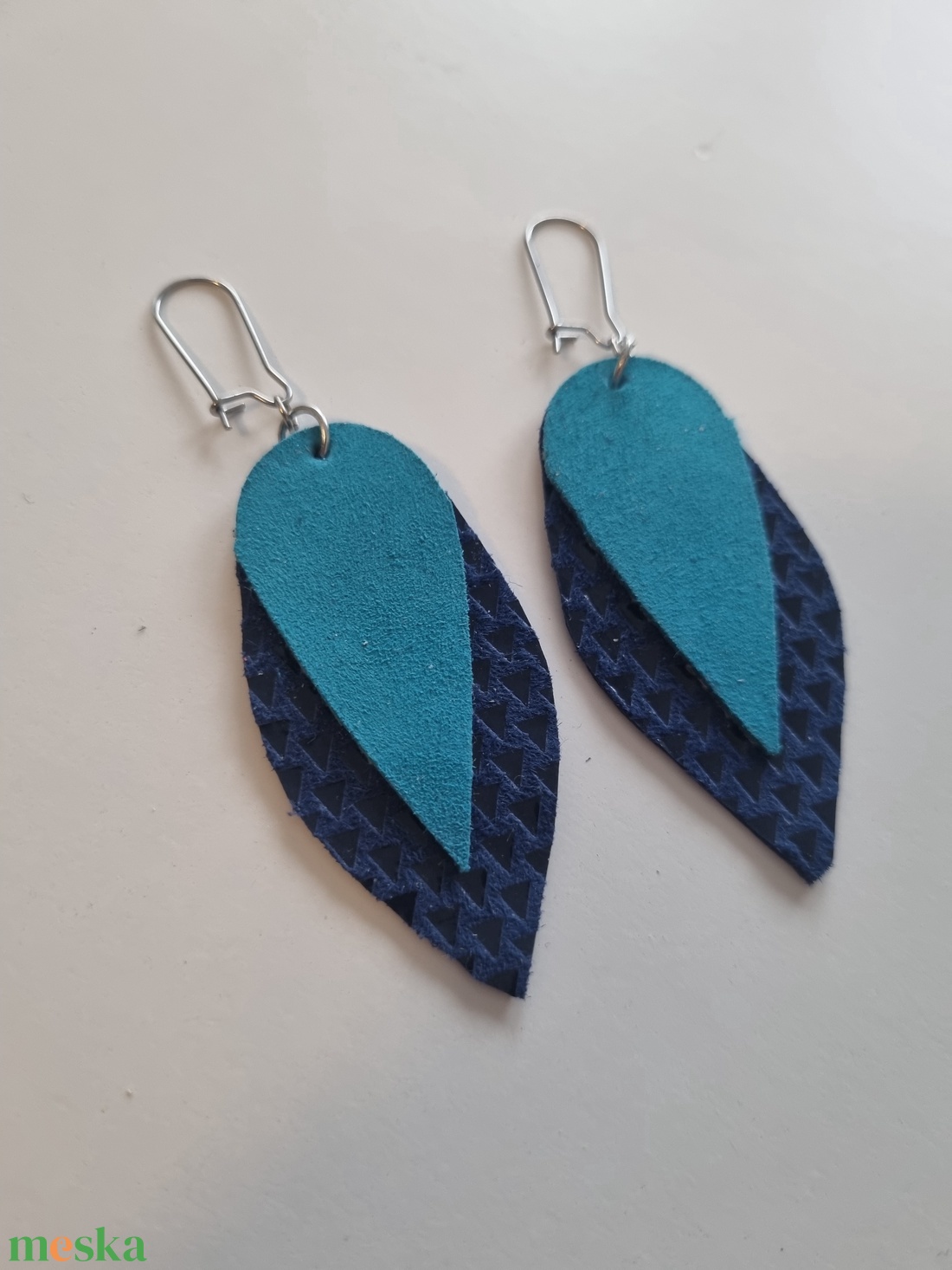 Bőrfülbevaló - orvosi fém akasztóval - ékszer - fülbevaló - lógó fülbevaló - Meska.hu