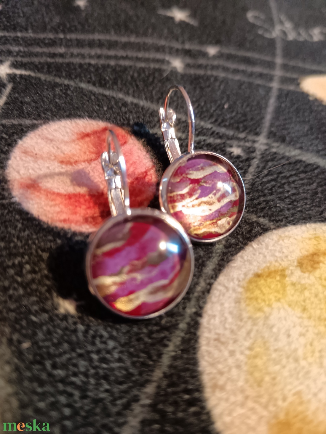 Merkúr egyedi festett fülbevaló - ékszer - fülbevaló - lógós kerek fülbevaló - Meska.hu