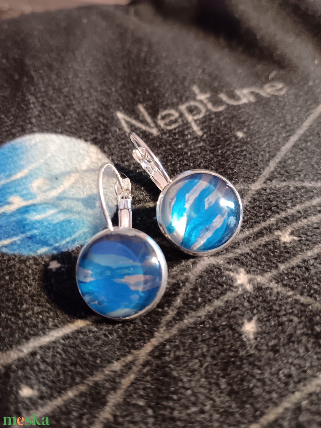 Neptunusz egyedi festett fülbevaló - ékszer - fülbevaló - lógós kerek fülbevaló - Meska.hu