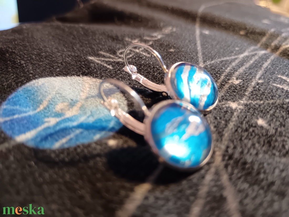 Neptunusz egyedi festett fülbevaló - ékszer - fülbevaló - lógós kerek fülbevaló - Meska.hu