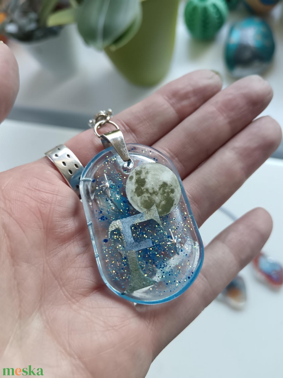Galaxis útikalauz epoxigyanta kulcstartó monogrammal - ékszer - ékszerszett - Meska.hu