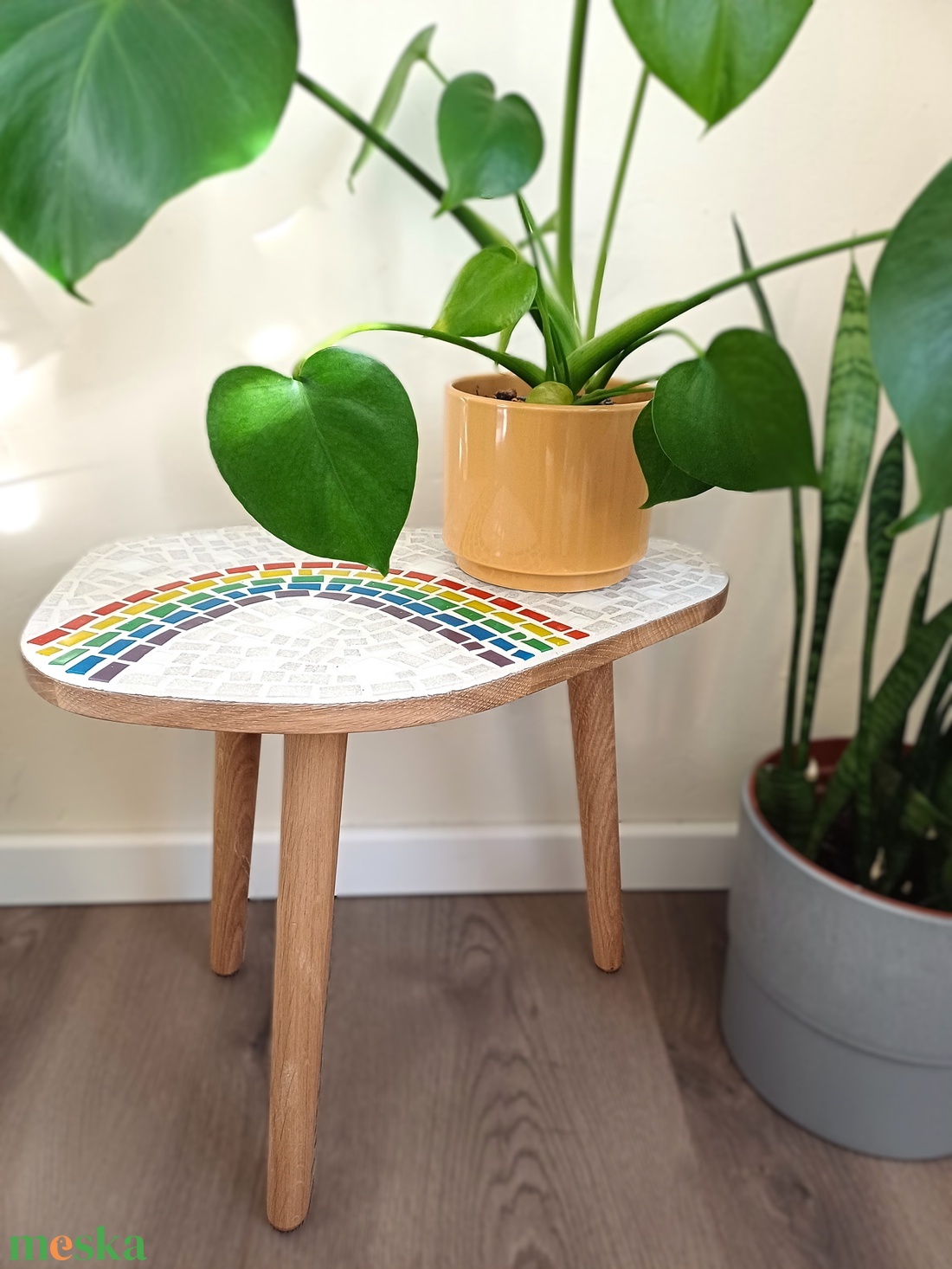 Rainbow - Egyedi, dekoratív bohém fa virágasztal szivárvány színű üvegmozaikkal - otthon & életmód - bútor - asztal - Meska.hu