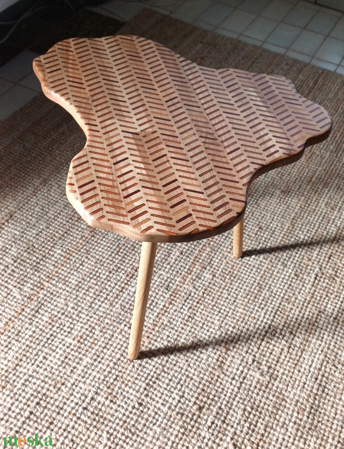 Splash - dohányzóasztal egyedi mintával és ívelt formával - otthon & életmód - bútor - asztal - Meska.hu