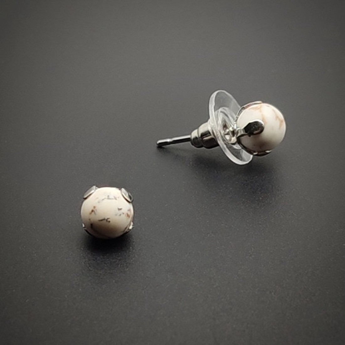 Magnezit fülbevaló, 6 mm � fehér matt ásványgolyó nemesacél foglalatban - ékszer - fülbevaló - pötty fülbevaló - Meska.hu