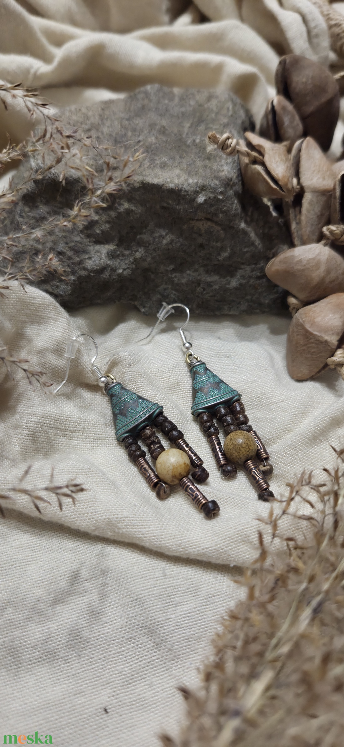 'Babó' kézműves fülbevaló térképjáspissal és kókuszgyöngyökkel - ékszer - fülbevaló - lógó fülbevaló - Meska.hu