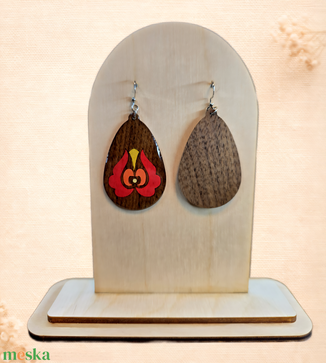 Kézzel készült diófa fülbevaló � magyar népi tulipán motívummal. - ékszer - fülbevaló - lógó csepp fülbevaló - Meska.hu
