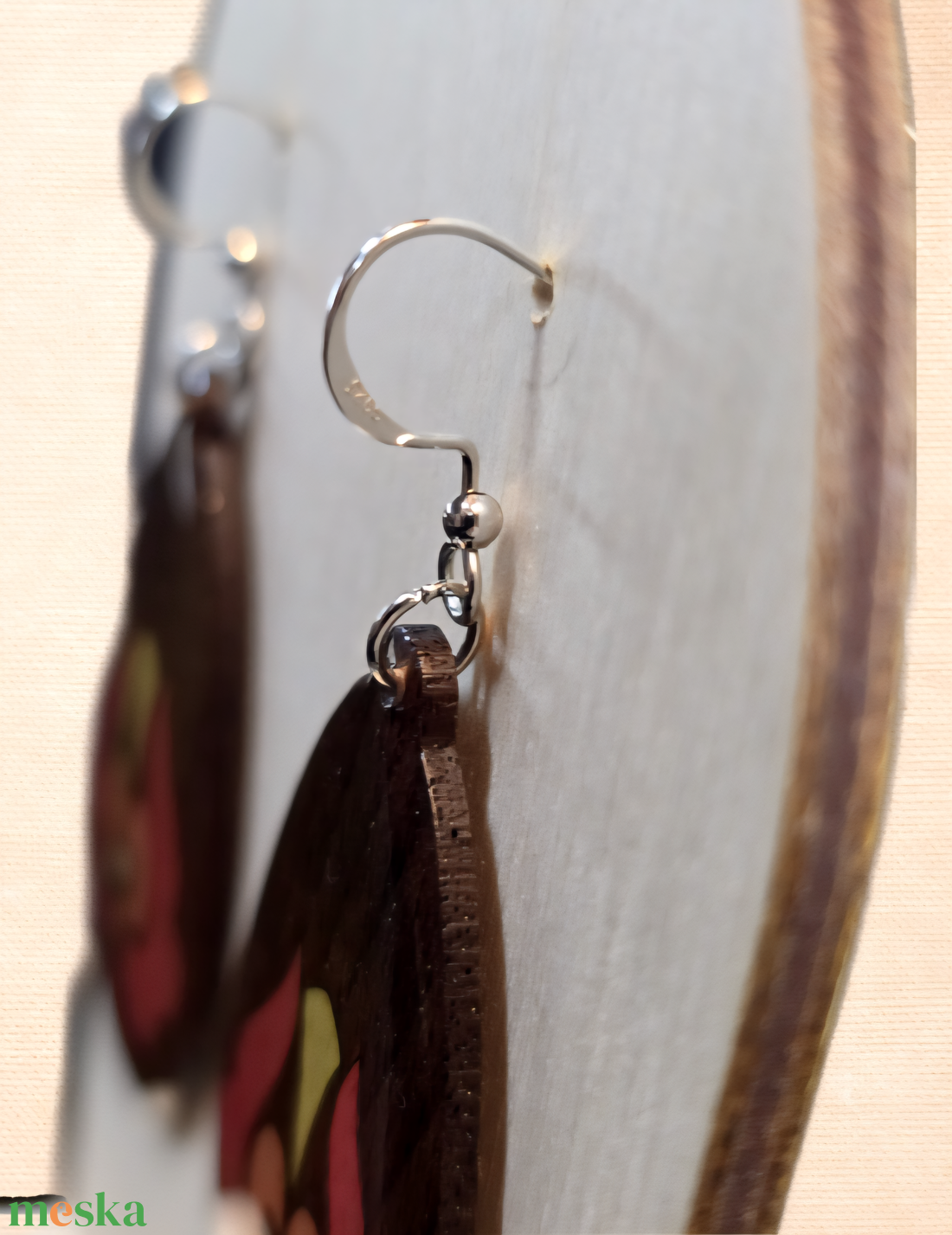 Kézzel készült diófa fülbevaló � magyar népi tulipán motívummal. - ékszer - fülbevaló - lógó csepp fülbevaló - Meska.hu