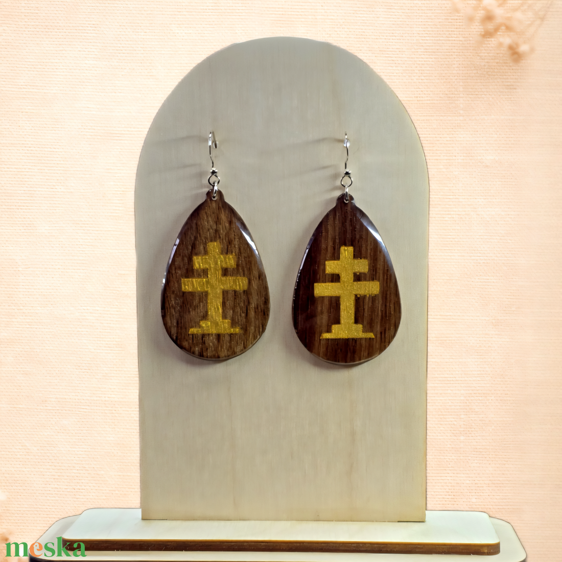 Arany kereszt motívumos diófa fülbevaló - ékszer - fülbevaló - lógó csepp fülbevaló - Meska.hu