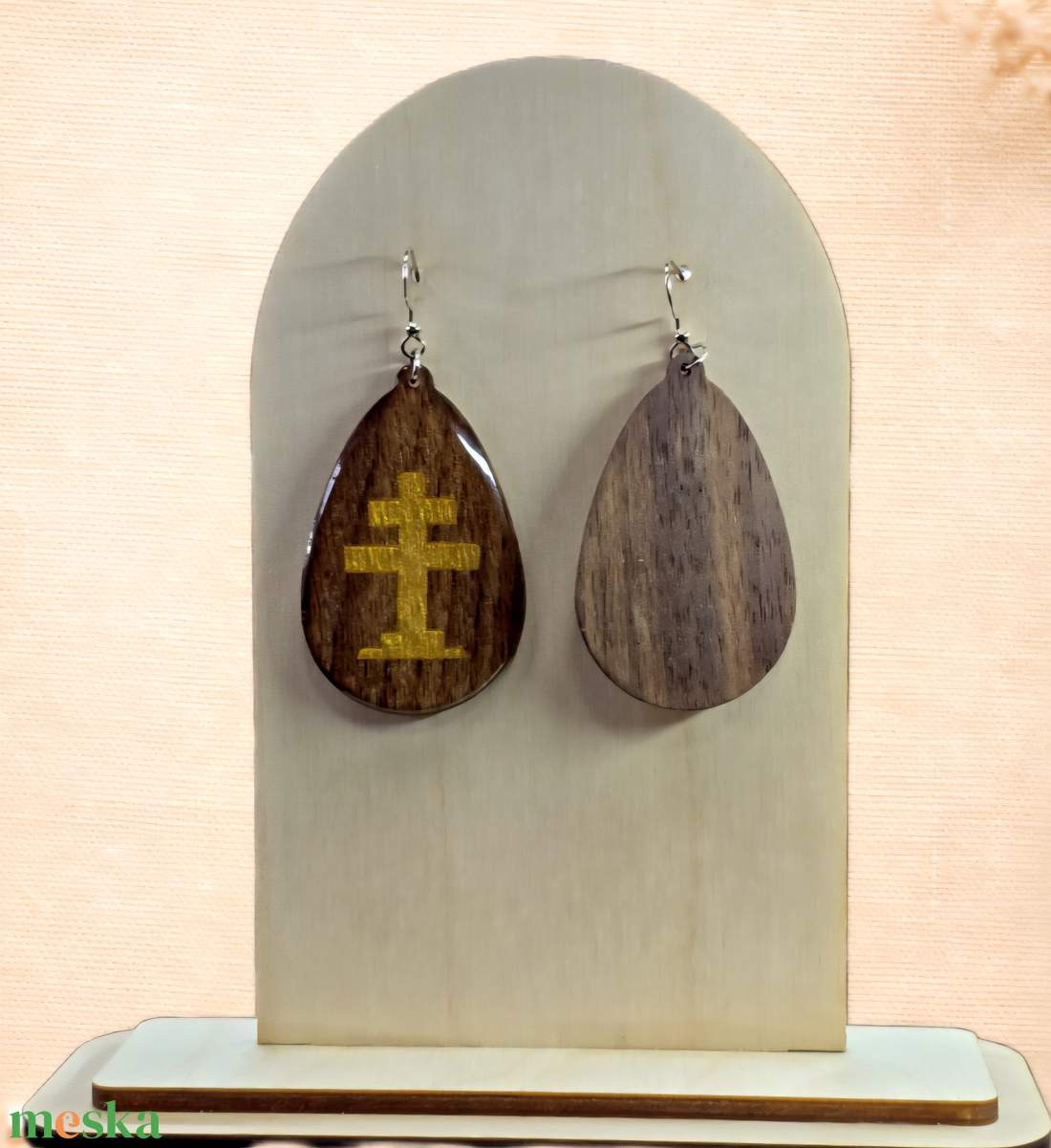 Arany kereszt motívumos diófa fülbevaló - ékszer - fülbevaló - lógó csepp fülbevaló - Meska.hu
