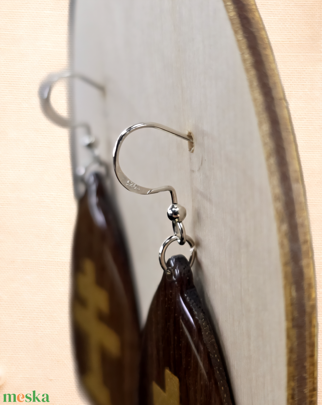 Arany kereszt motívumos diófa fülbevaló - ékszer - fülbevaló - lógó csepp fülbevaló - Meska.hu