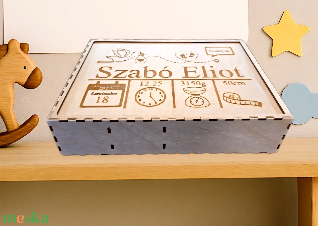 Személyre szabott fa babaköszöntő emlékdoboz - baba - mama - babaemlékek - baba emlékőrző - Meska.hu