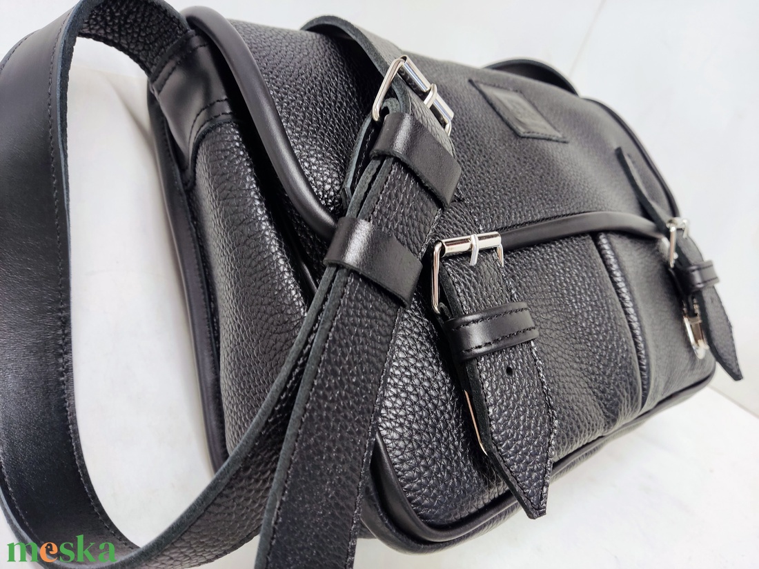 Kisebb kapkodó táska akár bringázni fekete_2 - táska & tok - kézitáska & válltáska - vállon átvethető táska - Meska.hu