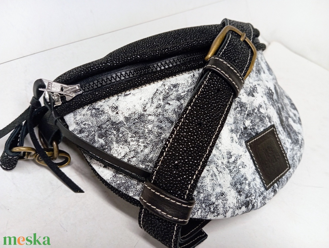 Övtáska - fekete/fehér - táska & tok - övtáska - Meska.hu