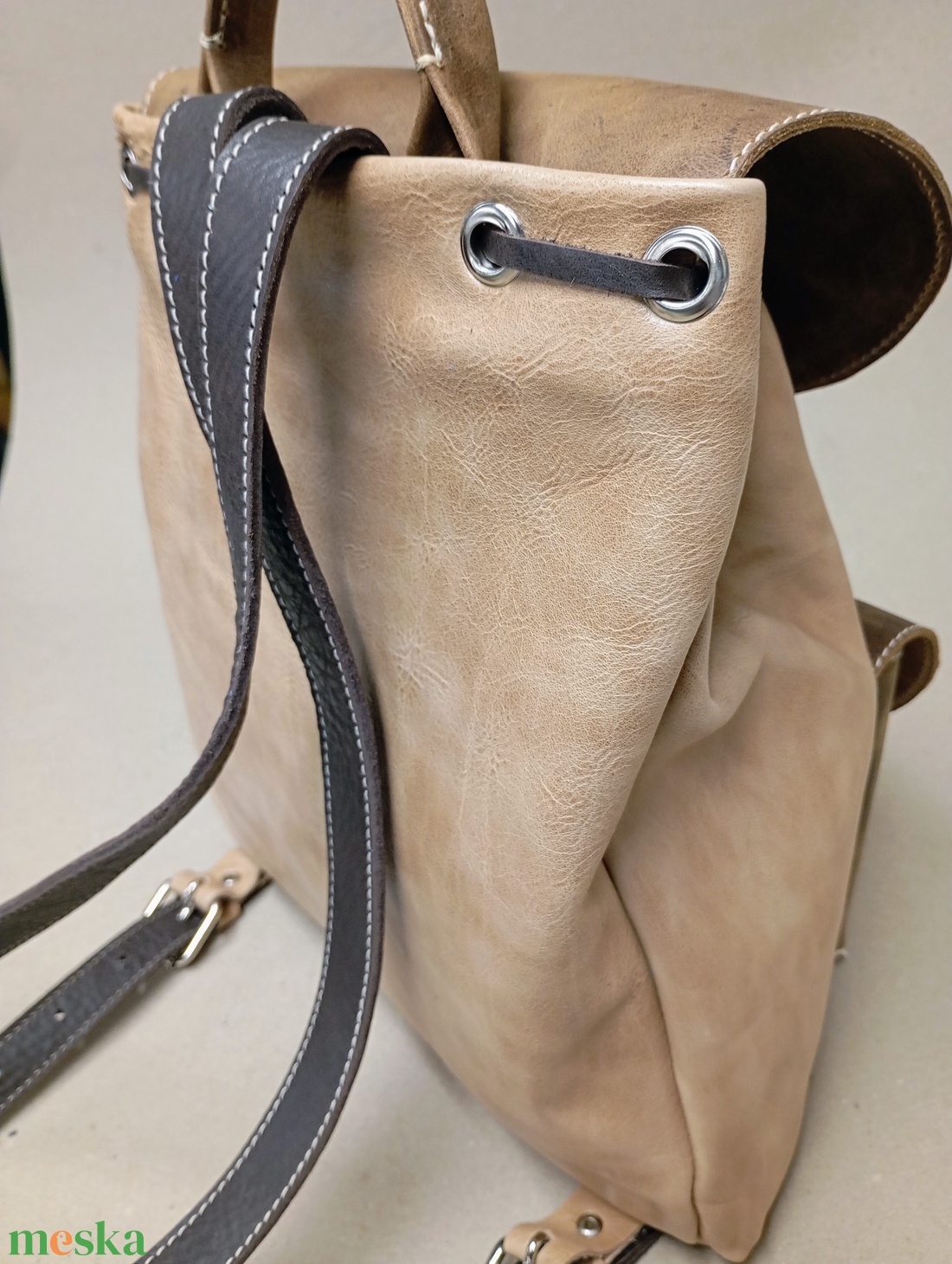 Pici drapp hátizsák egy kis barnával - táska & tok - hátizsák - hátizsák - Meska.hu