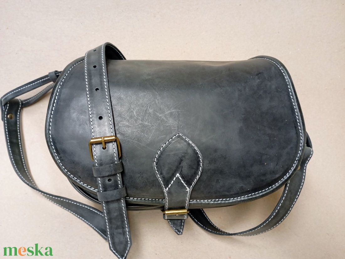 Vadásztáska szürkésfekete marhabőrből - táska & tok - kézitáska & válltáska - vállon átvethető táska - Meska.hu