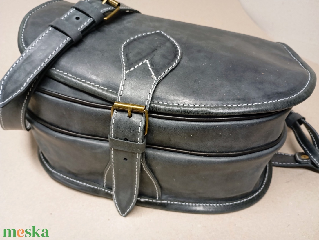 Vadásztáska szürkésfekete marhabőrből - táska & tok - kézitáska & válltáska - vállon átvethető táska - Meska.hu