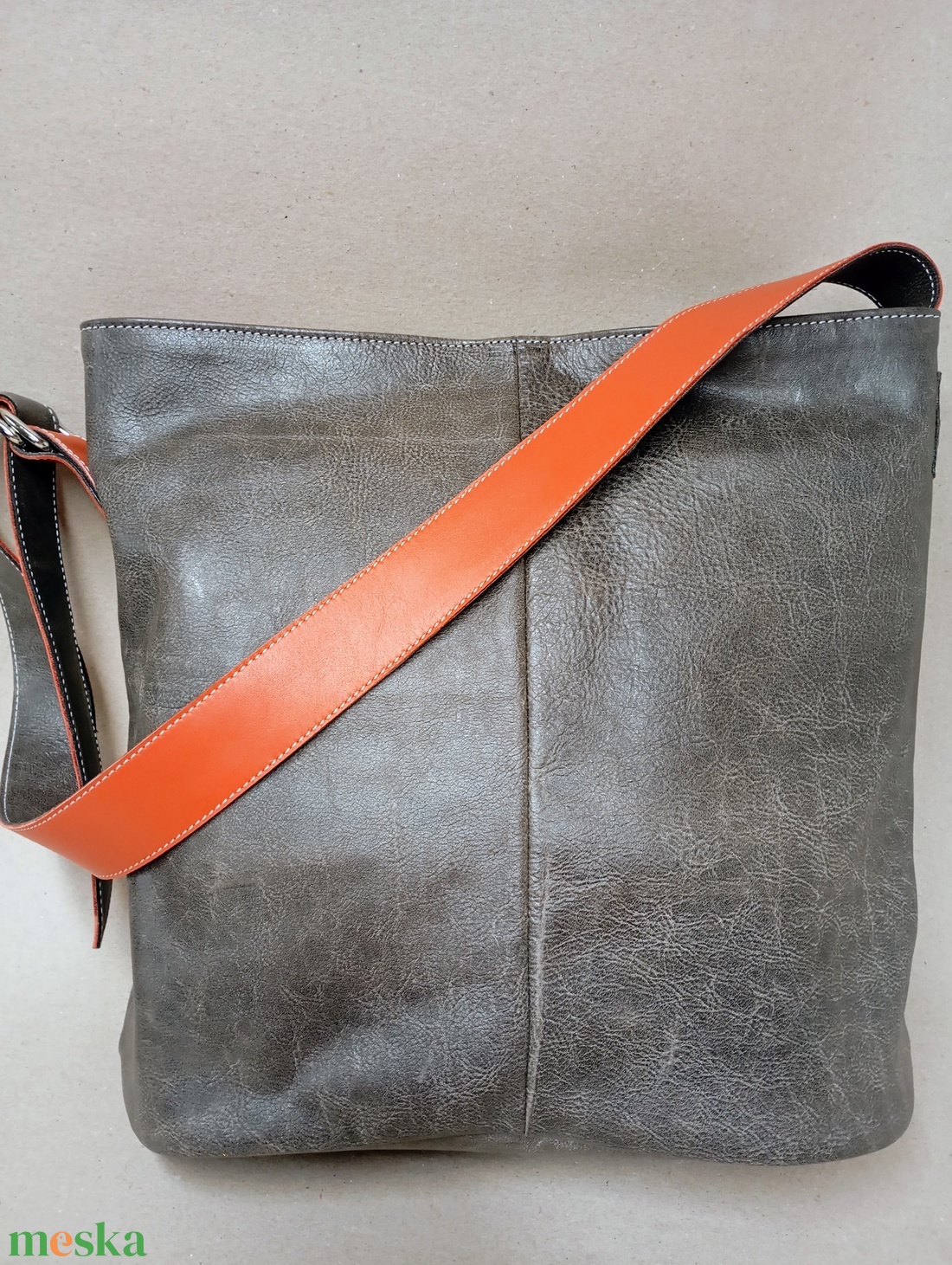Elegáns válltáska_szürke narancssárgával - táska & tok - kézitáska & válltáska - nagy pakolós táska - Meska.hu