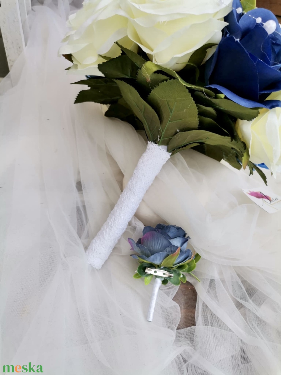 Gyöngyös tengerészkék Menyasszonyi csokor, örökcsokor, selyemvirág csokor kitűzővel, Gyönggyel - esküvő - menyasszonyi- és dobócsokor - Meska.hu