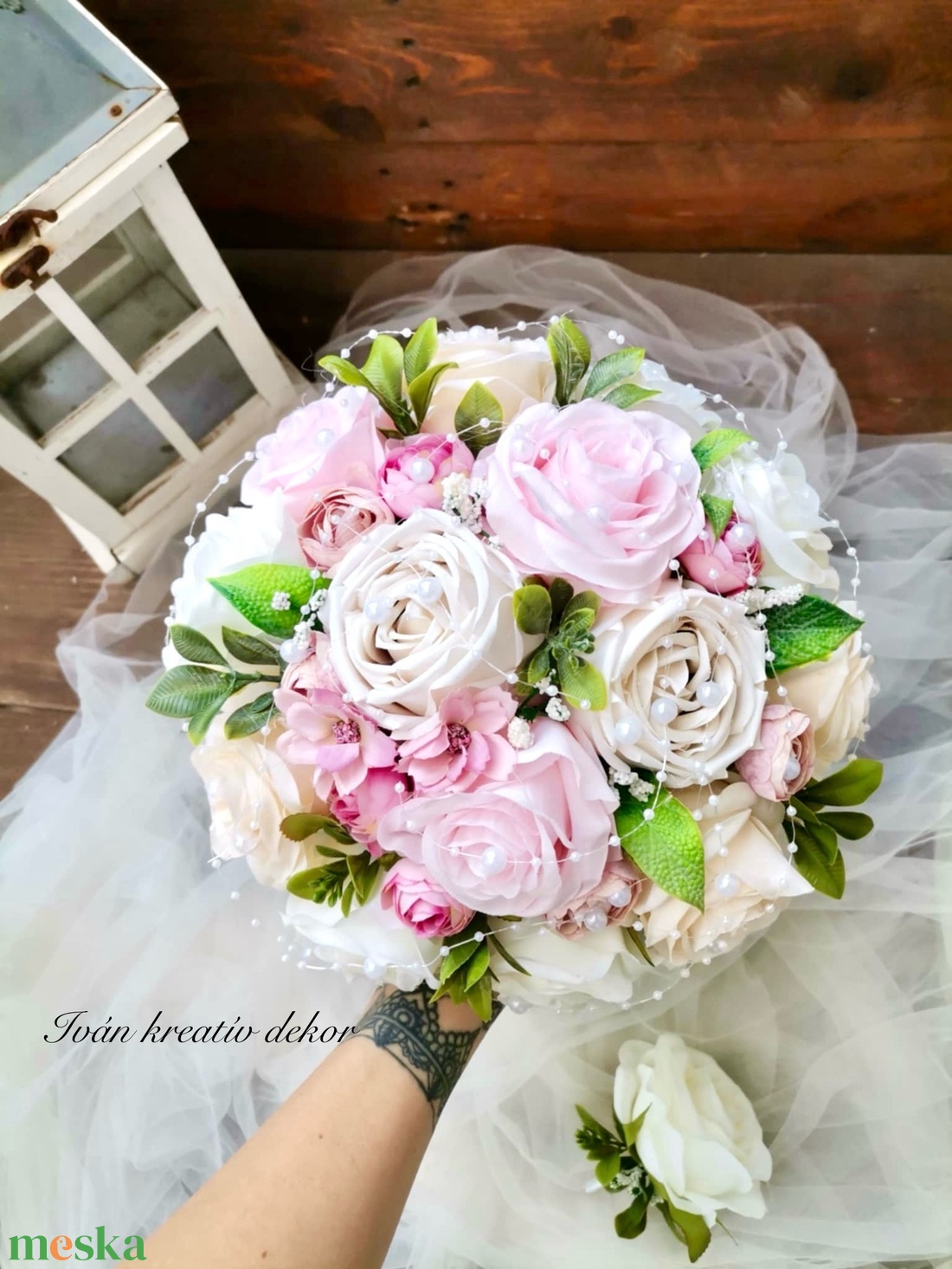 Gyöngyös pasztell Menyasszonyi csokor, örökcsokor, selyemvirág csokor kitűzővel - esküvő - menyasszonyi- és dobócsokor - Meska.hu