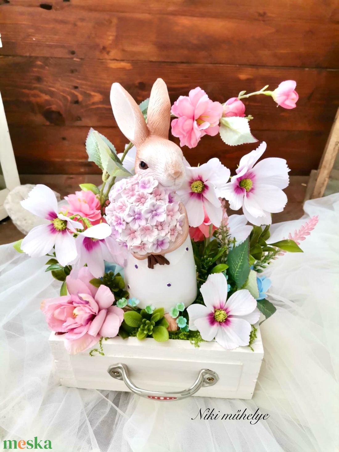 Fiókos nyuszi dekoráció, Tavaszi asztaldísz, húsvéti kosár dekoráció, pillangóvirág fiók dekor - ünnepi díszek, dekorációk - húsvéti díszek és dekorációk - húsvéti virágos díszek - Meska.hu