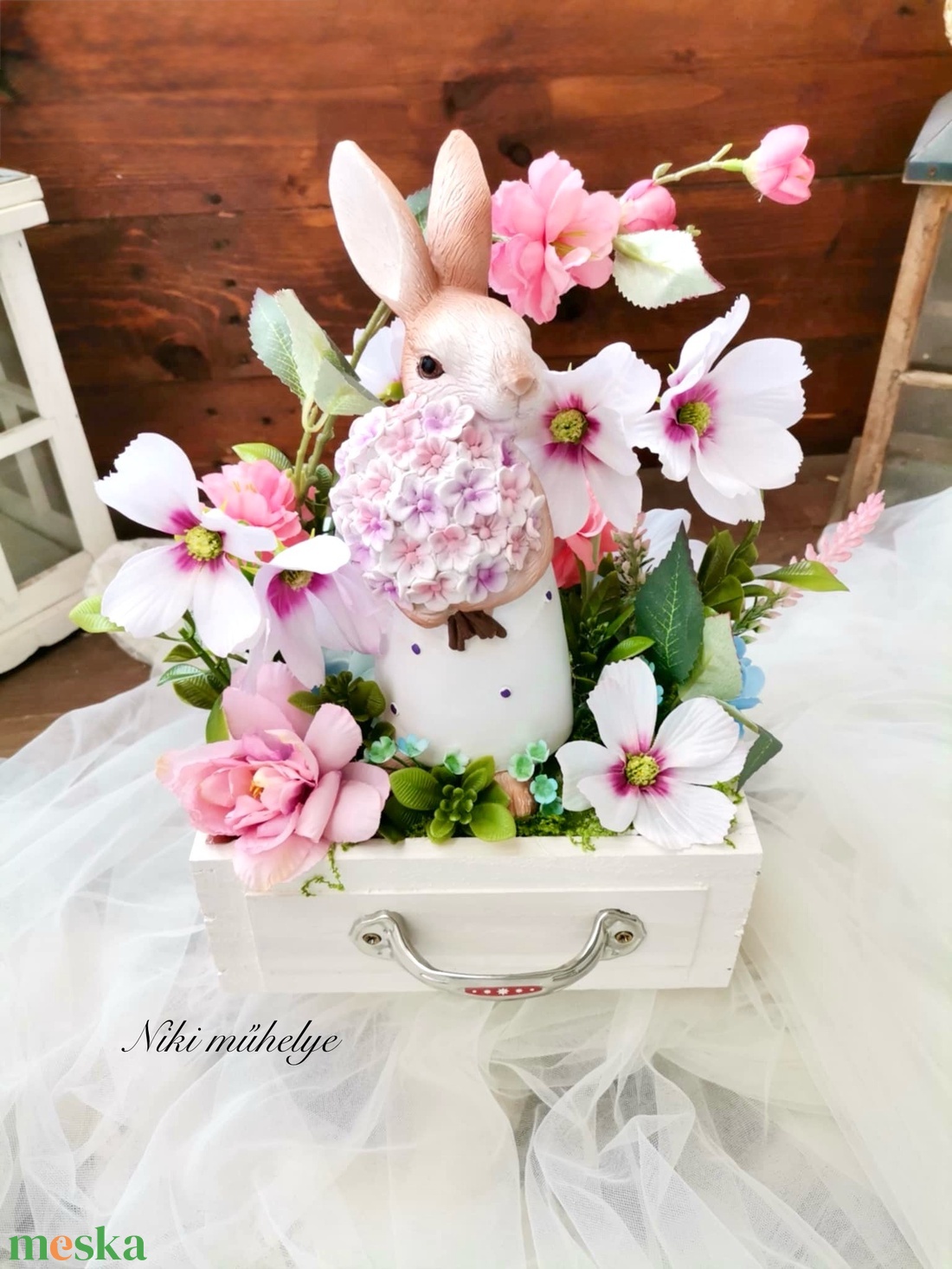 Fiókos nyuszi dekoráció, Tavaszi asztaldísz, húsvéti kosár dekoráció, pillangóvirág fiók dekor - ünnepi díszek, dekorációk - húsvéti díszek és dekorációk - húsvéti virágos díszek - Meska.hu