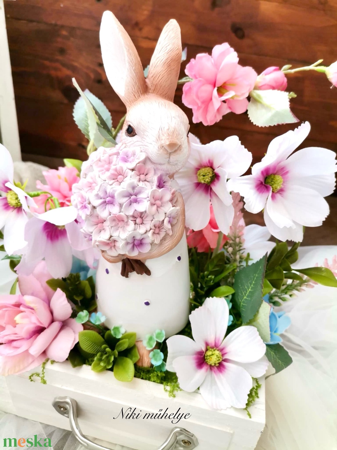 Fiókos nyuszi dekoráció, Tavaszi asztaldísz, húsvéti kosár dekoráció, pillangóvirág fiók dekor - ünnepi díszek, dekorációk - húsvéti díszek és dekorációk - húsvéti virágos díszek - Meska.hu