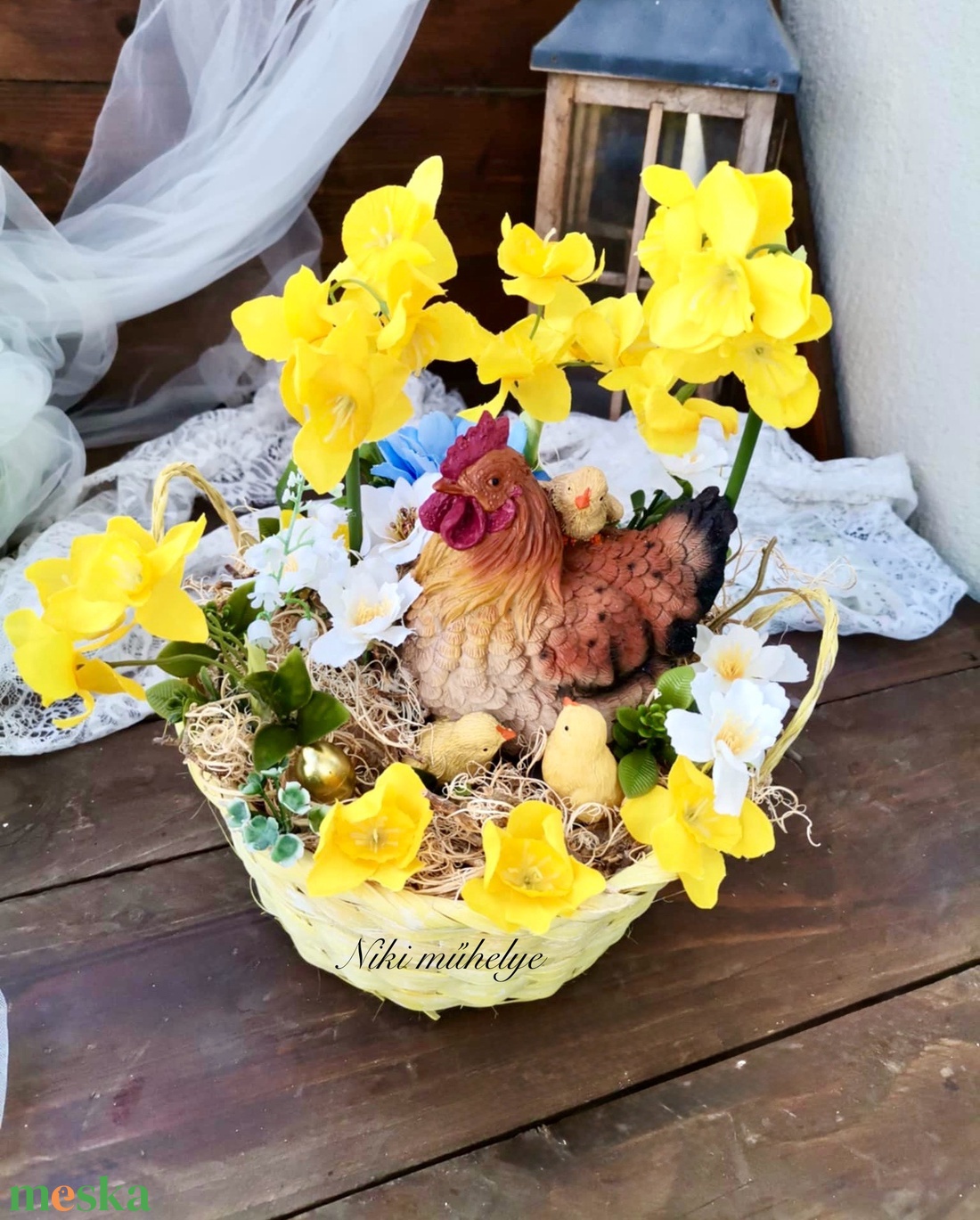 Csibe, nárcisz dekoráció, Tavaszi asztaldísz, húsvéti kosár dekoráció, kosár - ünnepi díszek, dekorációk - húsvéti díszek és dekorációk - húsvéti virágos díszek - Meska.hu