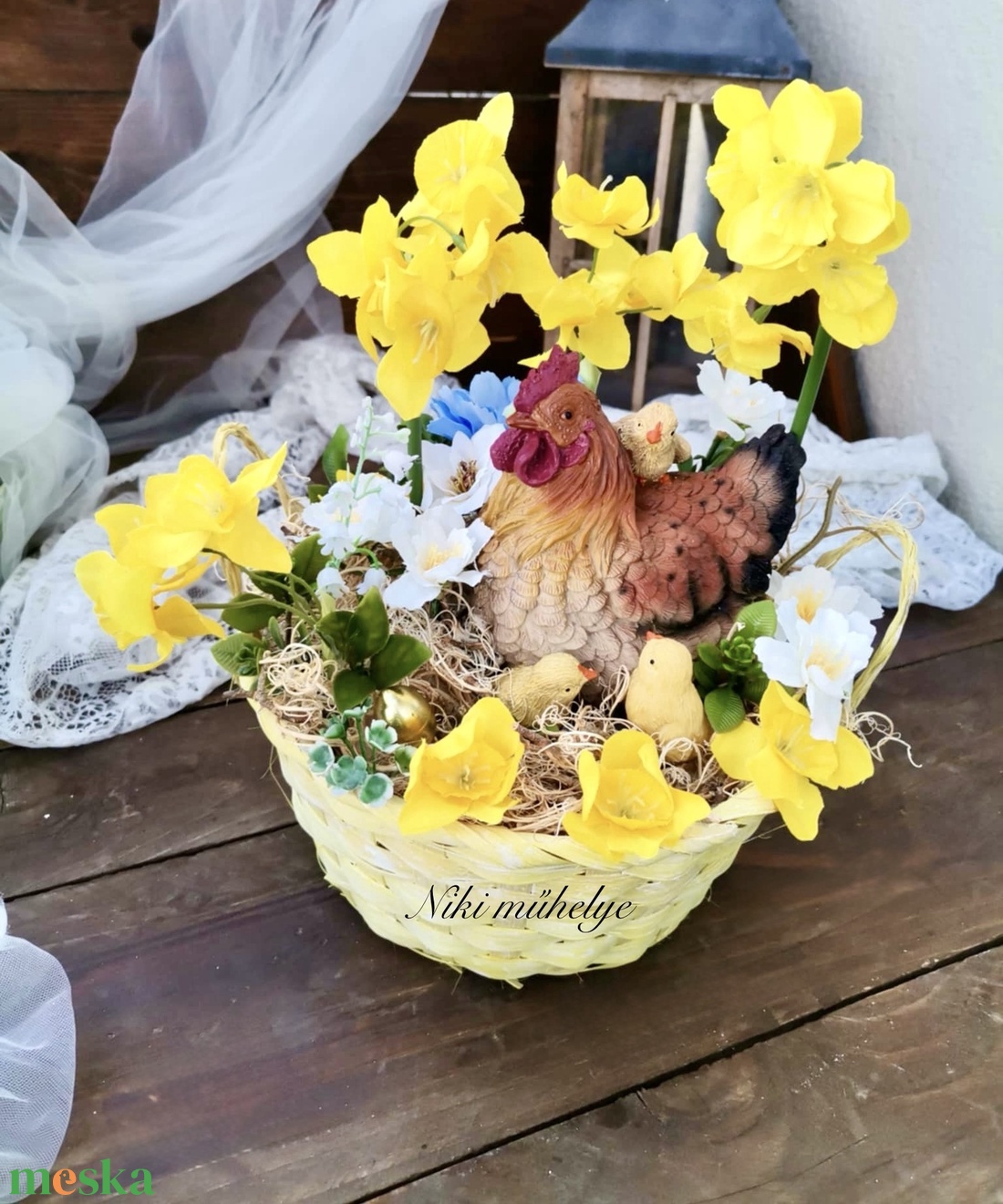 Csibe, nárcisz dekoráció, Tavaszi asztaldísz, húsvéti kosár dekoráció, kosár - ünnepi díszek, dekorációk - húsvéti díszek és dekorációk - húsvéti virágos díszek - Meska.hu