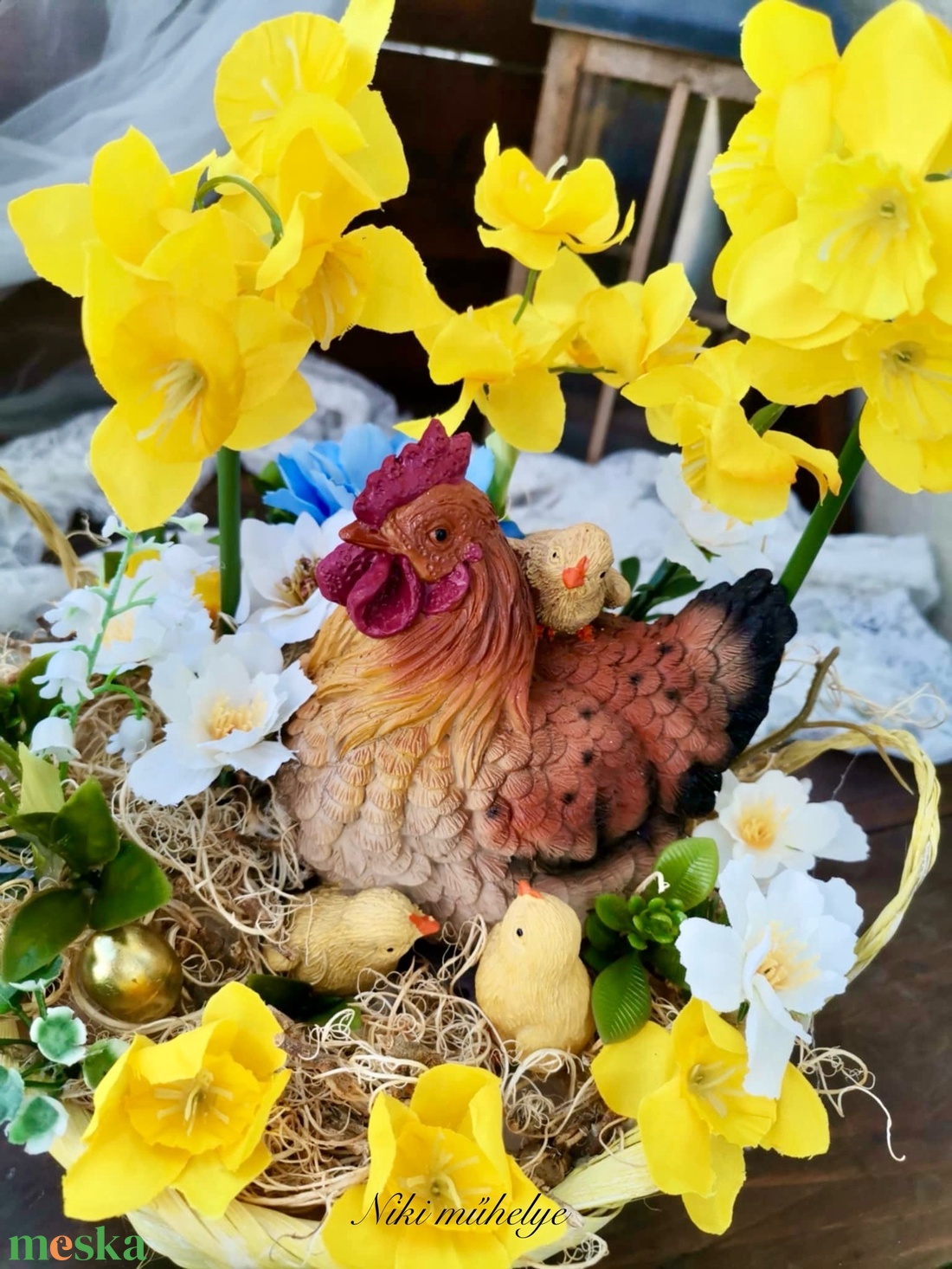 Csibe, nárcisz dekoráció, Tavaszi asztaldísz, húsvéti kosár dekoráció, kosár - ünnepi díszek, dekorációk - húsvéti díszek és dekorációk - húsvéti virágos díszek - Meska.hu