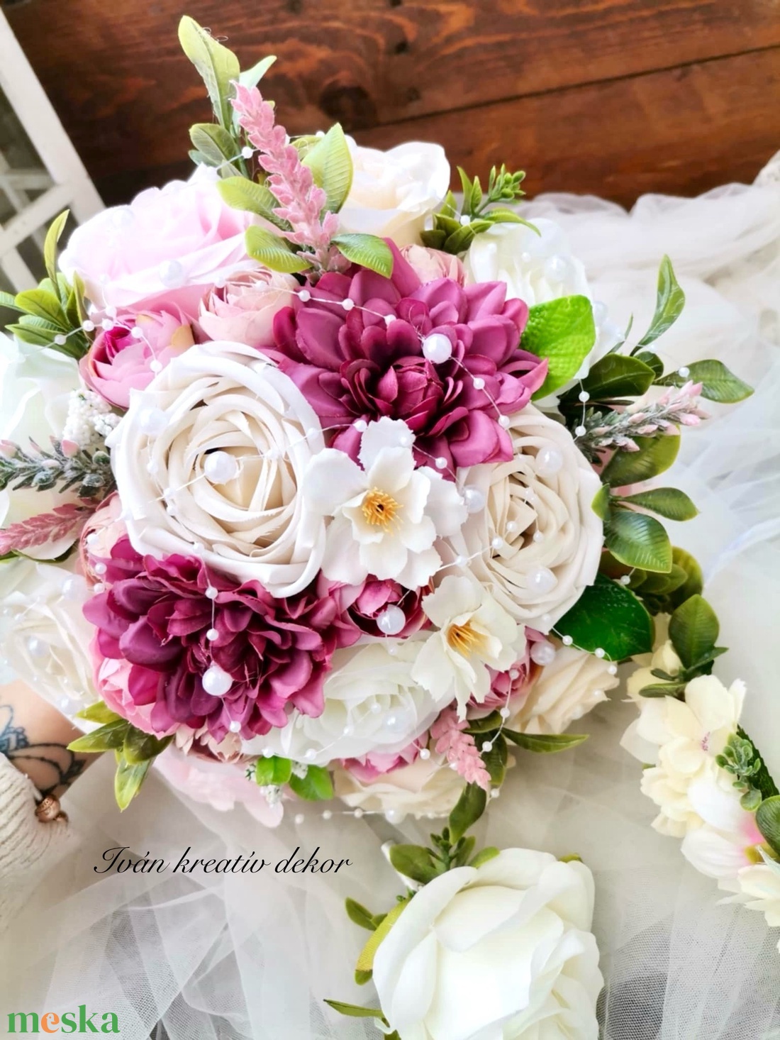 Gyöngyös Menyasszonyi csokor, örökcsokor, selyemvirág csokor kitűzővel, pasztell, nude csokor, fejdísz - esküvő - menyasszonyi- és dobócsokor - Meska.hu