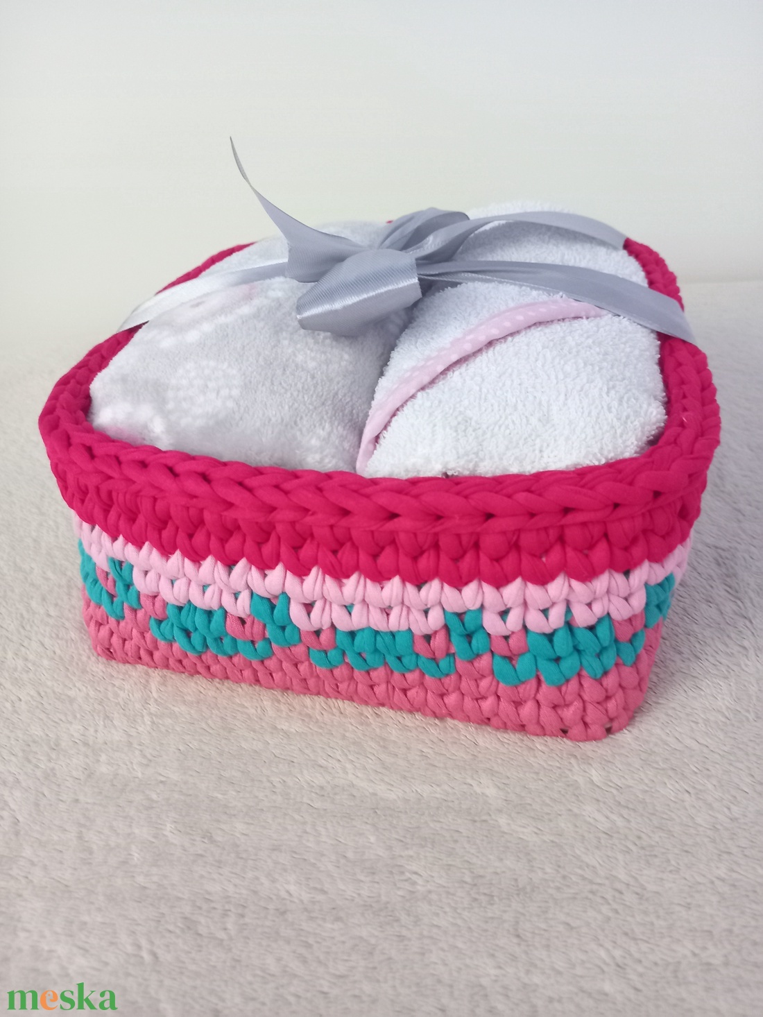 Babalátogató ajándékcsomag horgolt kosárban - Magenta/Pink - játék & sport - babalátogató ajándékcsomag - Meska.hu Babalátogató ajándékcsomag horgolt kosárban - Magenta/Pink - játék & sport - babalátogató ajándékcsomag - Meska.hu