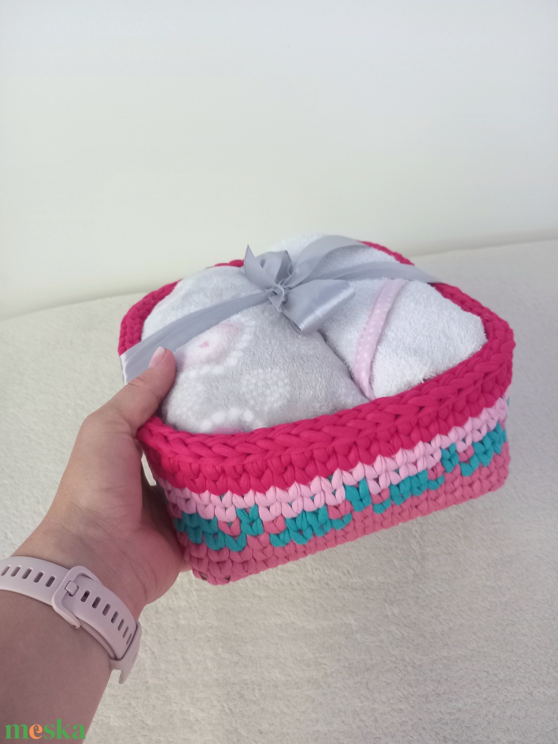 Babalátogató ajándékcsomag horgolt kosárban - Magenta/Pink - játék & sport - babalátogató ajándékcsomag - Meska.hu Babalátogató ajándékcsomag horgolt kosárban - Magenta/Pink - játék & sport - babalátogató ajándékcsomag - Meska.hu