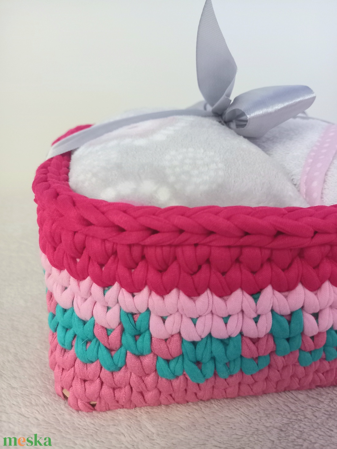 Babalátogató ajándékcsomag horgolt kosárban - Magenta/Pink - játék & sport - babalátogató ajándékcsomag - Meska.hu Babalátogató ajándékcsomag horgolt kosárban - Magenta/Pink - játék & sport - babalátogató ajándékcsomag - Meska.hu