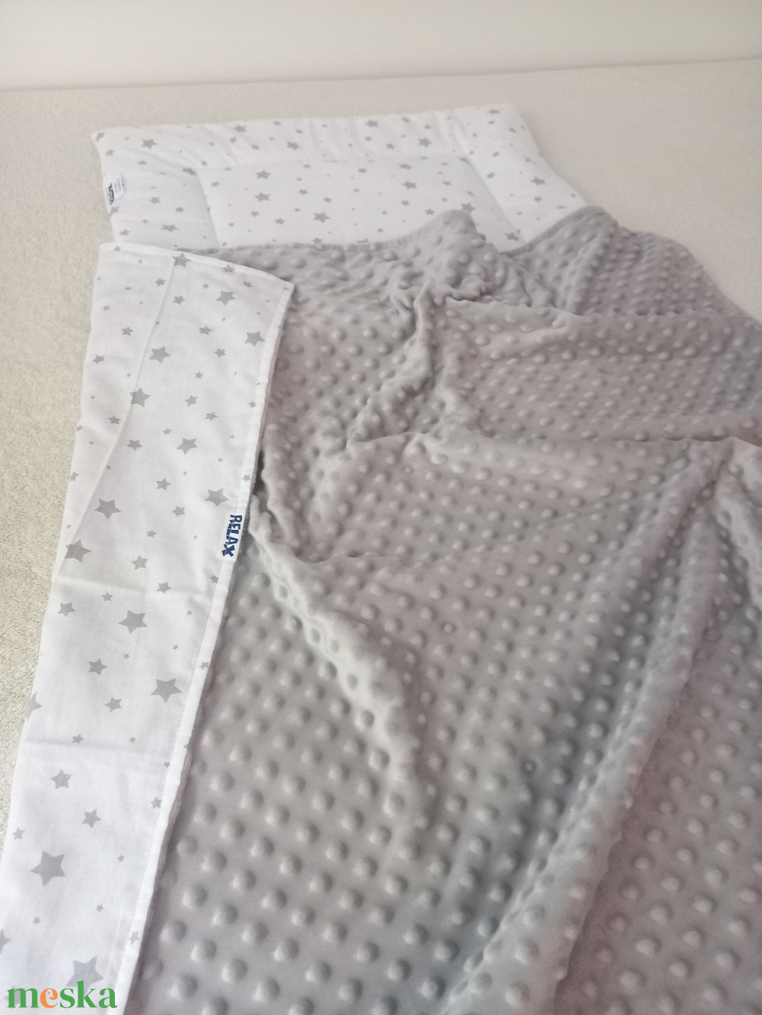 Ovis minky ágynemű garnitúra: minky takaró+párna /Fehér/Szürke/Csillag/ - játék & sport - ovis felszerelés - ovis ágynemű - Meska.hu Ovis minky ágynemű garnitúra: minky takaró+párna /Fehér/Szürke/Csillag/ - játék & sport - ovis felszerelés - ovis ágynemű - Meska.hu