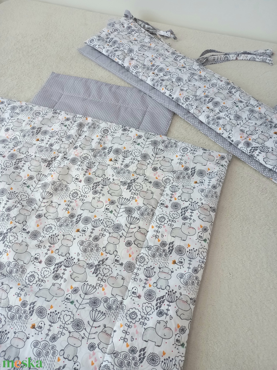 Három részes garnitúra: paplan+párna+rácsvédő /Hippo/ - otthon & életmód - babaszoba, gyerekszoba - szett kiságyba - Meska.hu