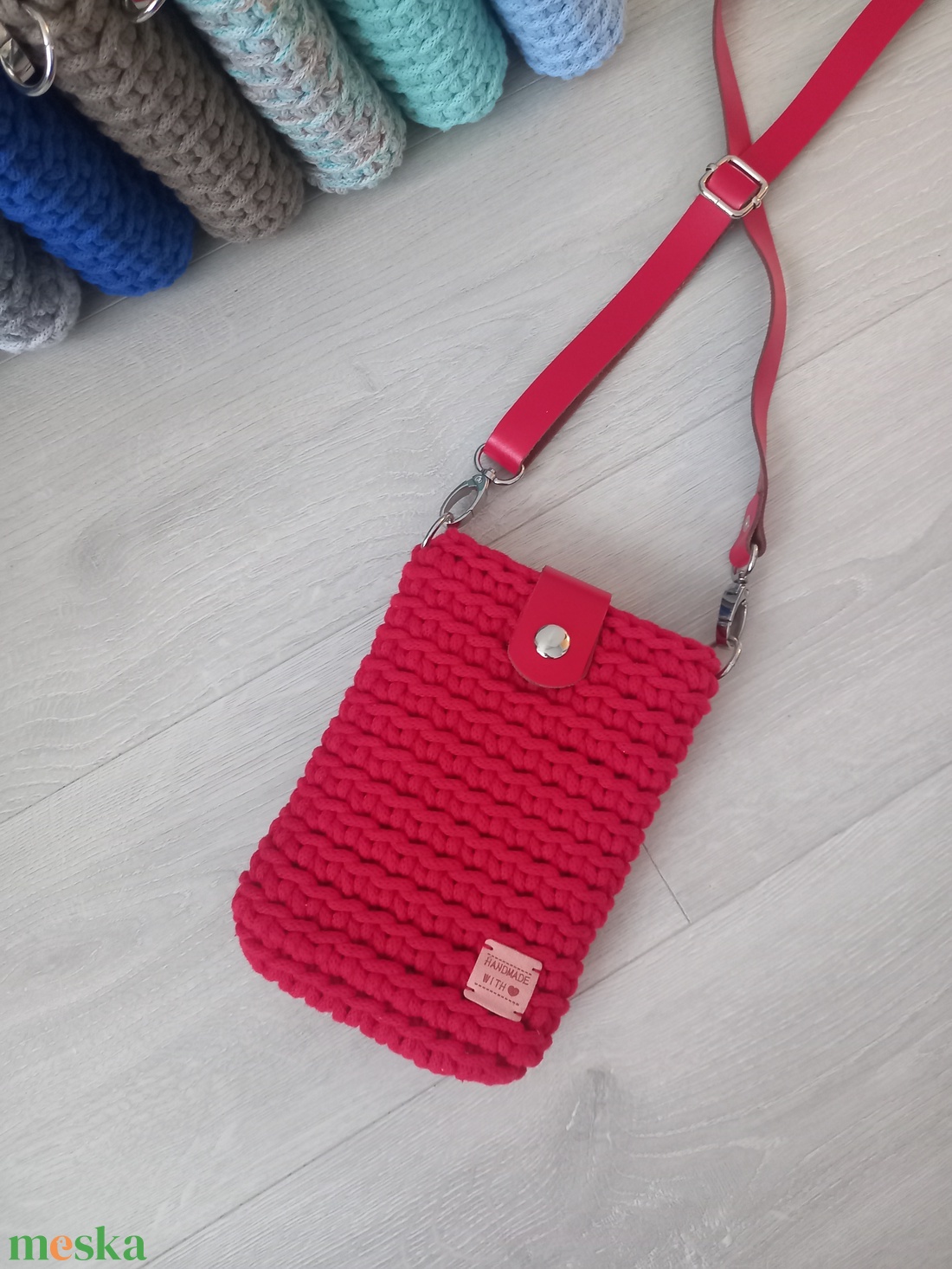 Tűzpiros/Piros horgolt mobil-táska - bőr táskapánttal - táska & tok - kézitáska & válltáska - vállon átvethető táska - Meska.hu