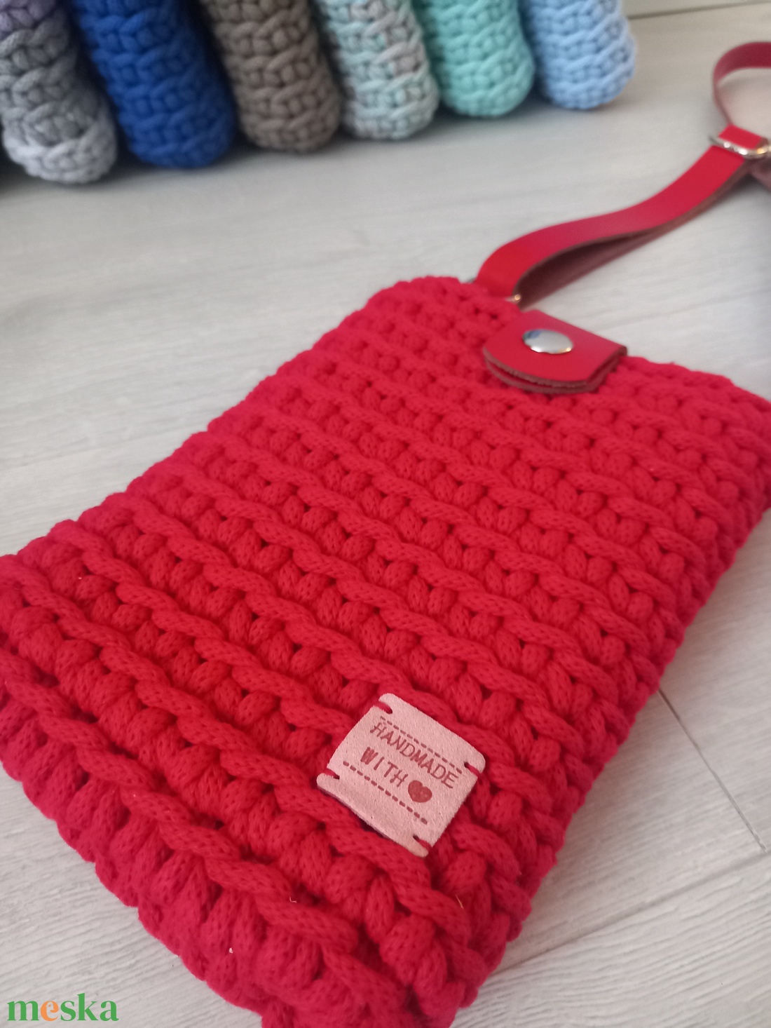 Tűzpiros/Piros horgolt mobil-táska - bőr táskapánttal - táska & tok - kézitáska & válltáska - vállon átvethető táska - Meska.hu