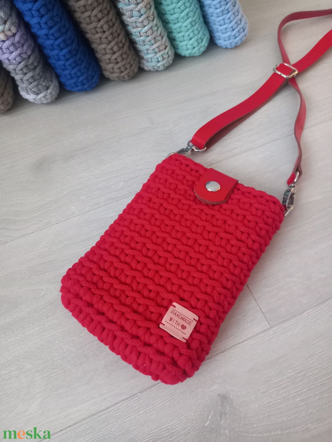 Tűzpiros/Piros horgolt mobil-táska - bőr táskapánttal - táska & tok - kézitáska & válltáska - vállon átvethető táska - Meska.hu