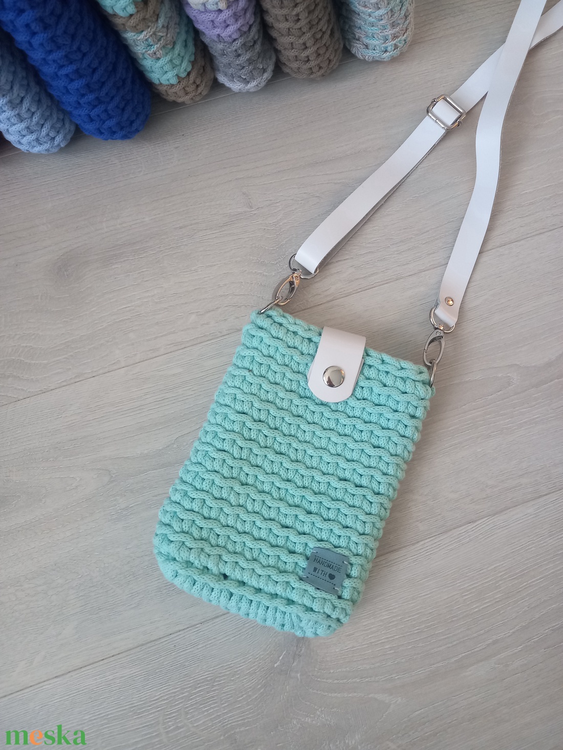Mentazöld/Fehér horgolt mobil-táska - bőr táskapánttal - táska & tok - kézitáska & válltáska - vállon átvethető táska - Meska.hu