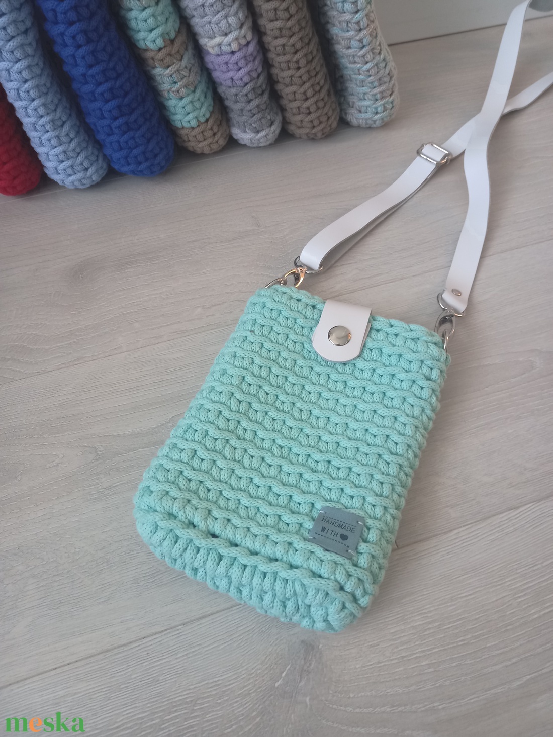 Mentazöld/Fehér horgolt mobil-táska - bőr táskapánttal - táska & tok - kézitáska & válltáska - vállon átvethető táska - Meska.hu