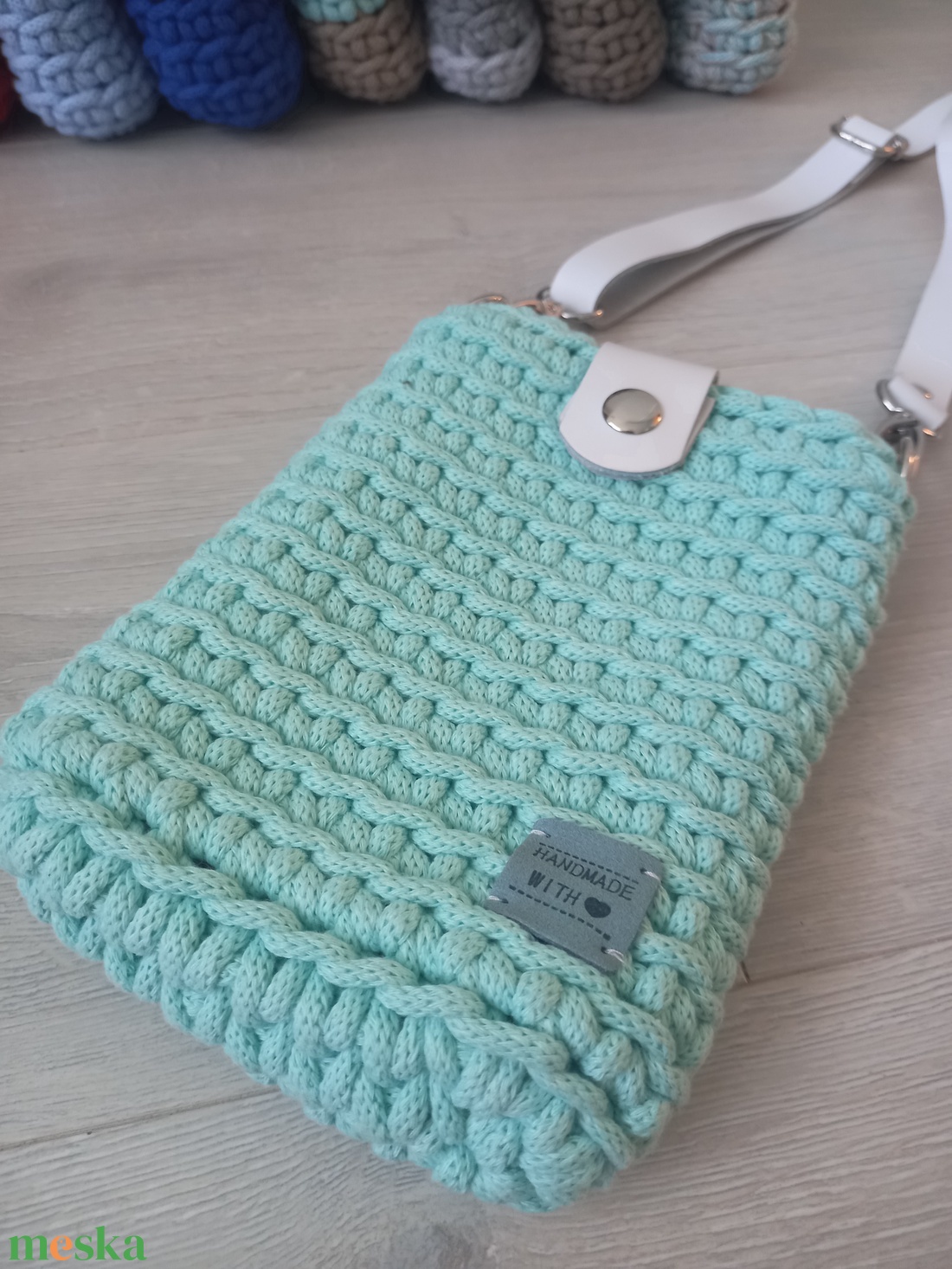 Mentazöld/Fehér horgolt mobil-táska - bőr táskapánttal - táska & tok - kézitáska & válltáska - vállon átvethető táska - Meska.hu